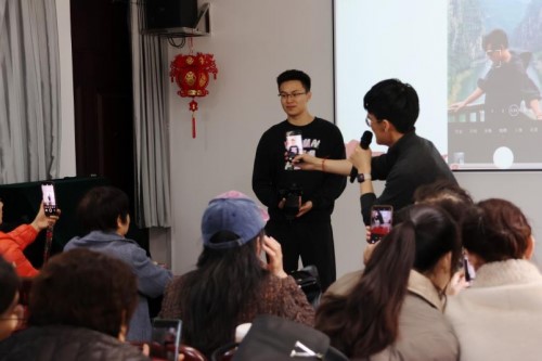 江蘇師范大學(xué)傳媒與影視學(xué)院以光影傳遞黨員溫度